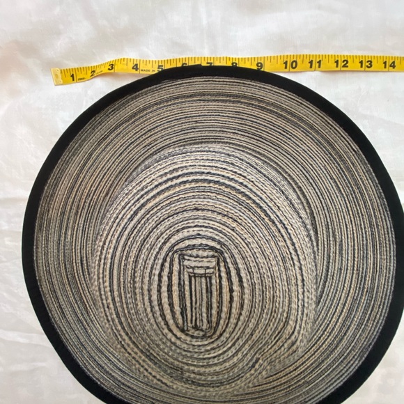 Sun hat brand new, never worn. 100% adjustable and foldable - Picture 2 of 4